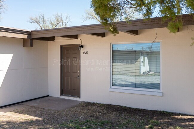 Building Photo - 1335 W Dora St