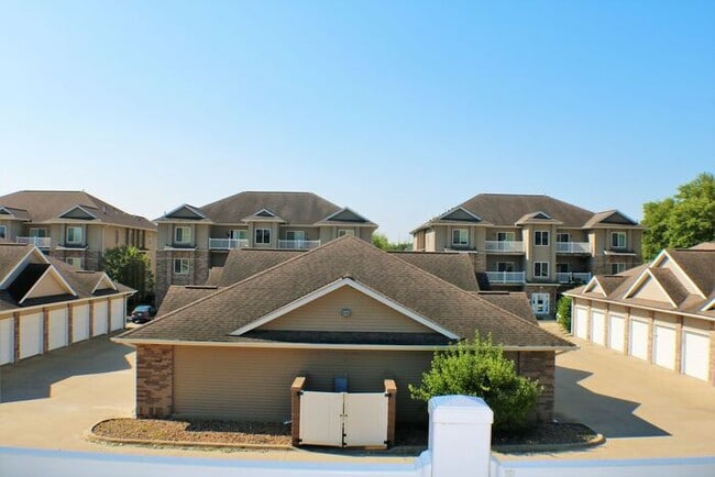 Building Photo - $1,225 | 2 Bedroom, 2 Bathroom Condo | Pet Negotiable | Sublease* | Available for June 1st, 2026 ...