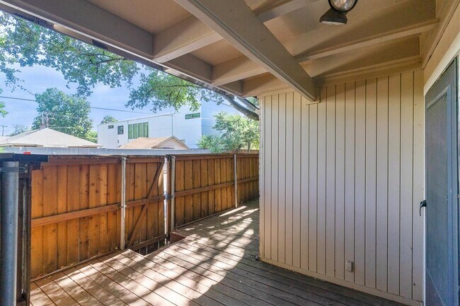 Building Photo - 5222 Fleetwood Oaks Ave