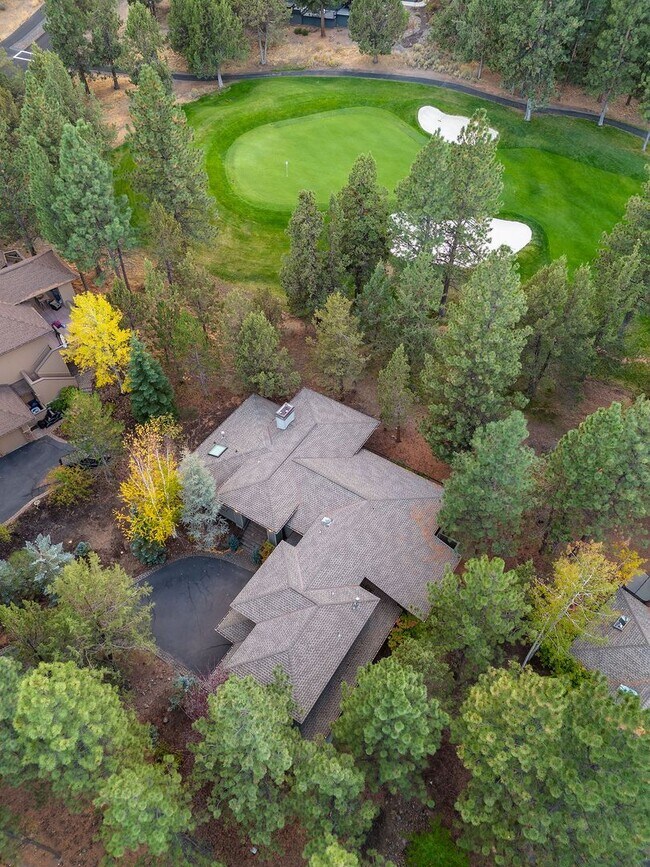 Building Photo - Gated Community in Awbrey Glen