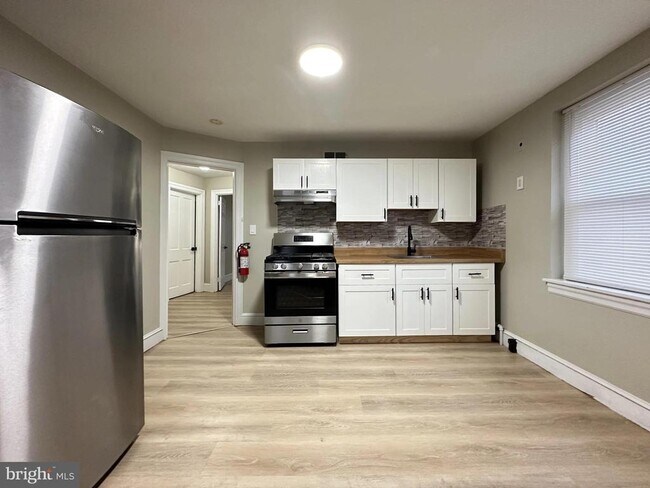 Building Photo - 1109 W James St