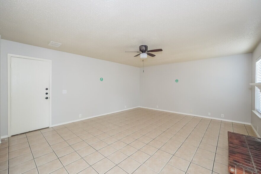 Building Photo - 1028 Springcreek Dr