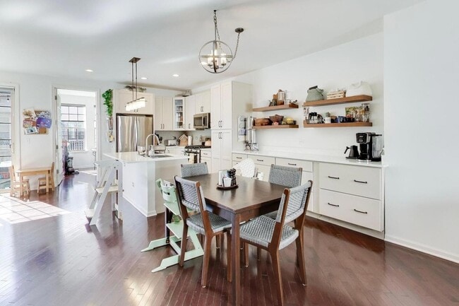 Building Photo - 303 S NW Hwy