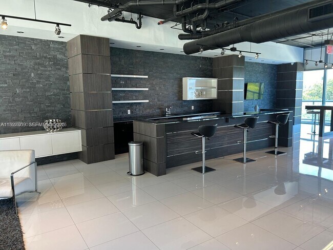 Building Photo - 601 NE 36th St