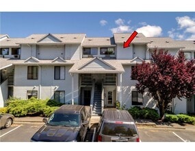 Building Photo - Application Pending - 2 Bed, 2 Bath Upper ...