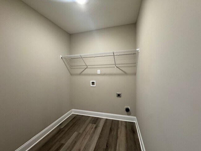 Building Photo - Gorgeous, Like New Home For Rent in Sango!