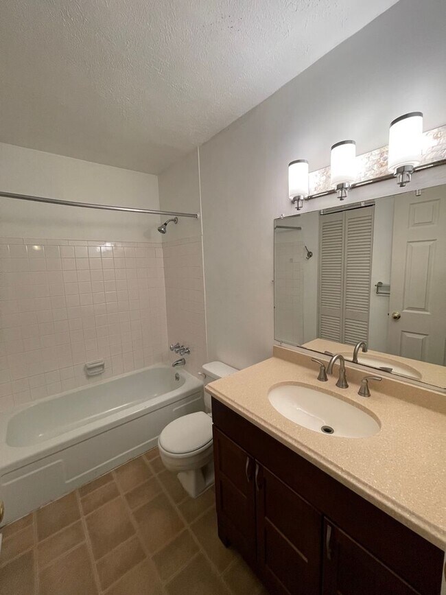 Building Photo - Charming Clifton Condo!