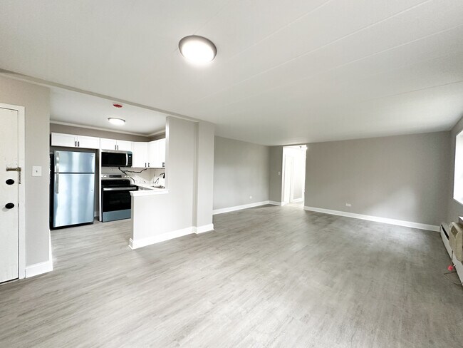 Building Photo - 2035 W Granville Ave