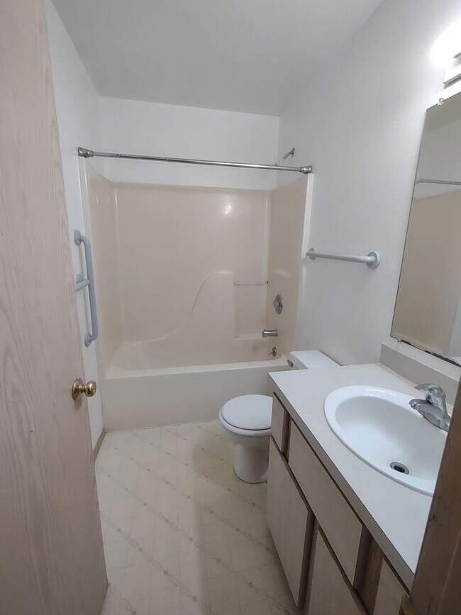 Building Photo - Ground Floor 2 BR 2BA with Storage & w/d