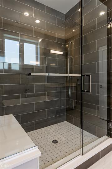 Building Photo - 562 W 18th St