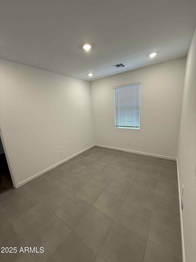 Building Photo - 15995 W Honeysuckle Dr