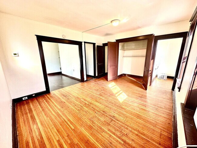 Building Photo - 3949 Tholozan Ave