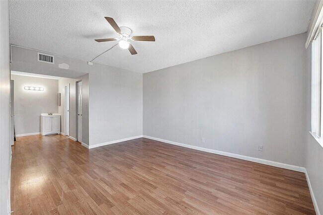 Building Photo - 4354 NW 9th Ave