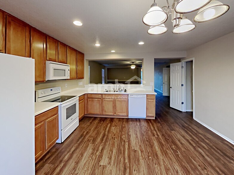 Building Photo - 810 Sunrise Dr