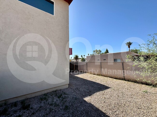 Building Photo - 2449 N Goyette Ave