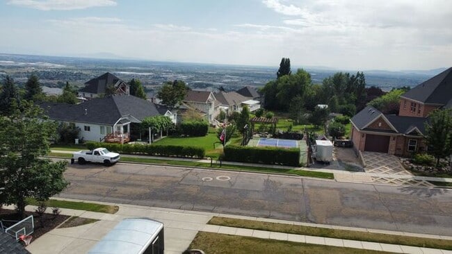 Building Photo - 5 bdrm 3bth Home 3 Car Garage Some utilities included