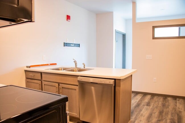 Building Photo - Cozy & Convenient: Top Floor Studio Apartment