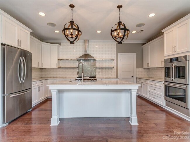 Building Photo - Amazing, Sprawling Ranch in Cotswold!