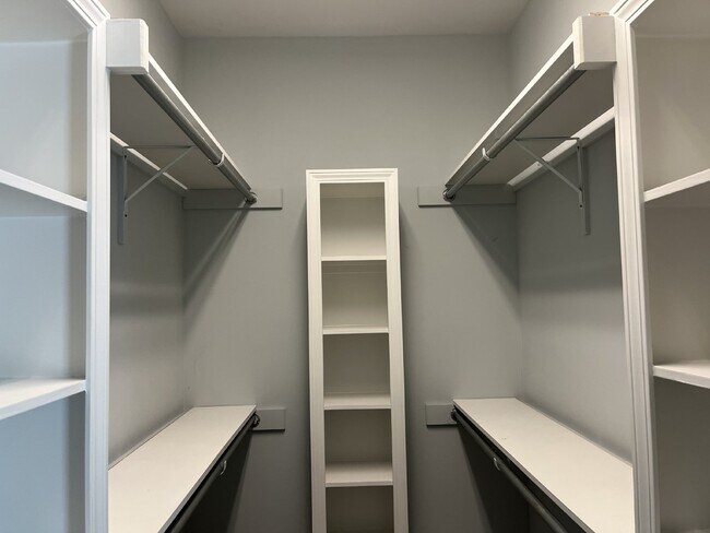 Building Photo - 6050 Sanmar Dr