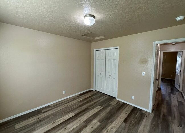 Building Photo - Comfortable & Stylish Single-Level Living ...