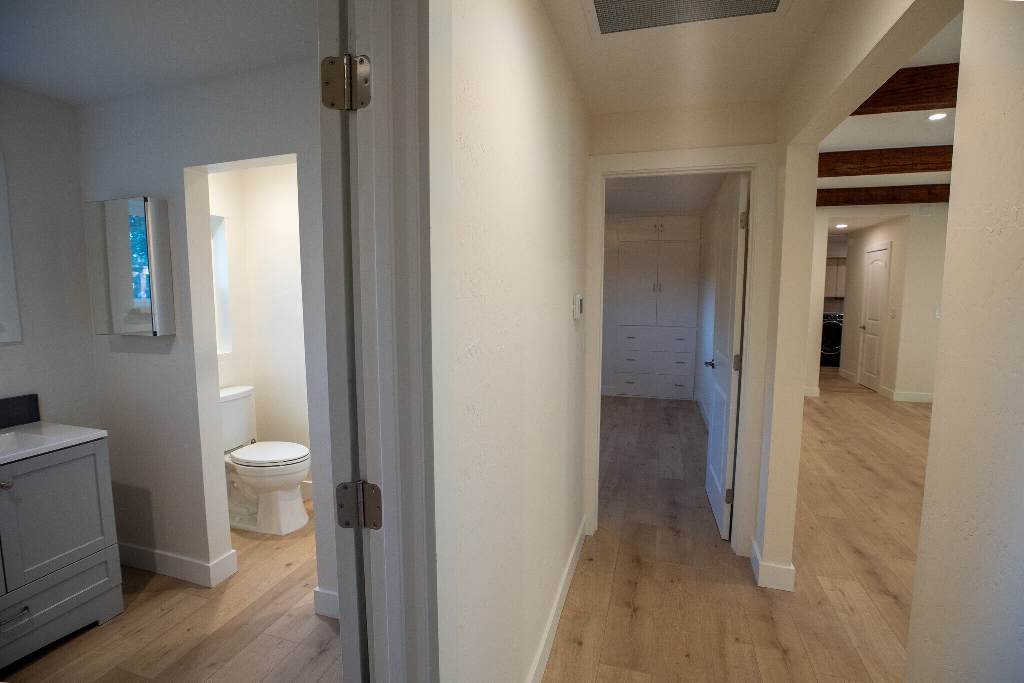 Building Photo - 384 Crazy Horse Canyon Rd