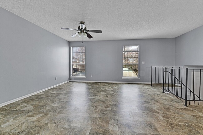 Building Photo - $2,540.95 with $300 off the first month's Rent- 4 Bedroom, 1.5 Bath, Single Family Home in Aurora...