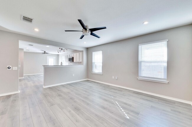 Building Photo - 5609 Silver Screen Dr