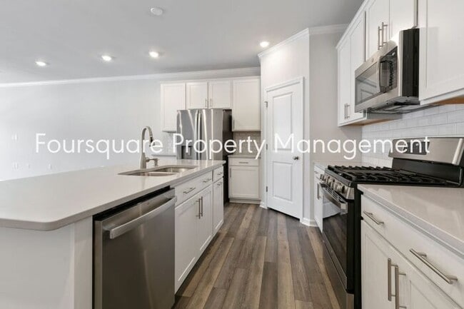 Building Photo - Townhome | Bonus Loft Space | Internet Inc...