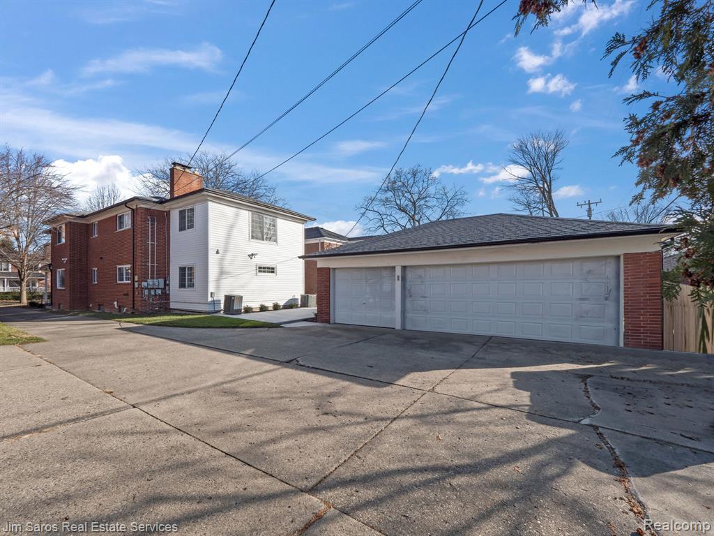 Building Photo - 895 Harcourt Rd