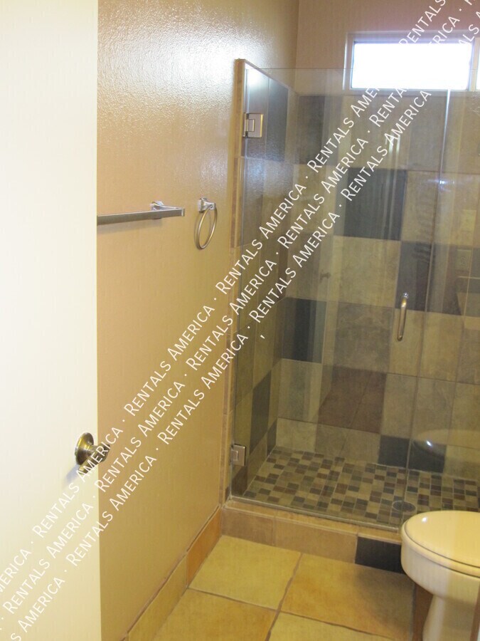 Building Photo - 1028 E Paradise Ln