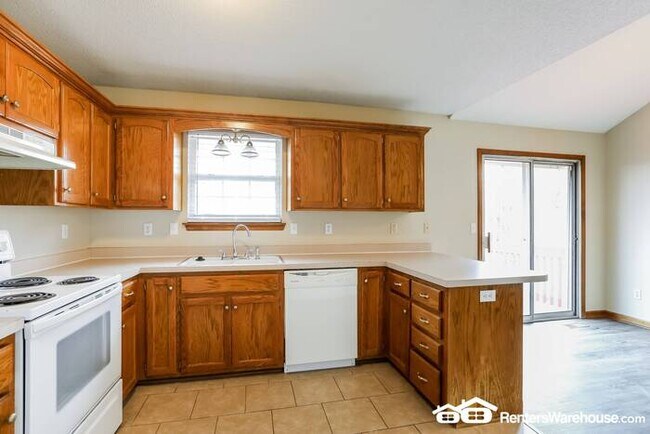 Building Photo - 3 Bed 2.5 Bath In Raymore!  Available 7/1!