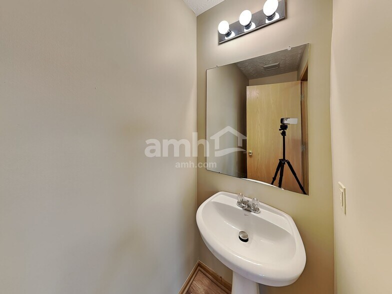 Building Photo - 5406 Englecrest Dr