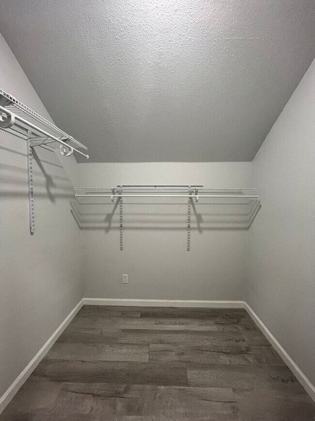 Building Photo - 8180001/85