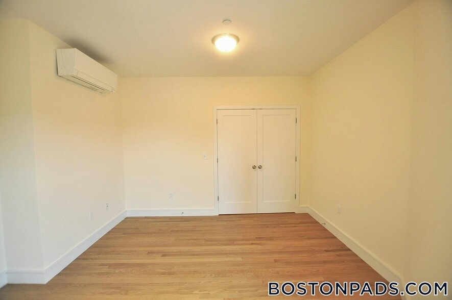 Building Photo - 877 Beacon St