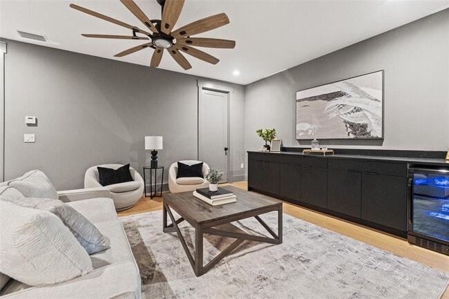 Building Photo - 807 W Park Ave