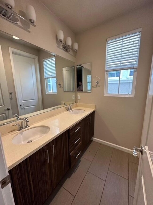 Building Photo - Newer 4 bedroom 3 bath home available
