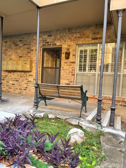 Building Photo - 4349 Bellaire Dr S