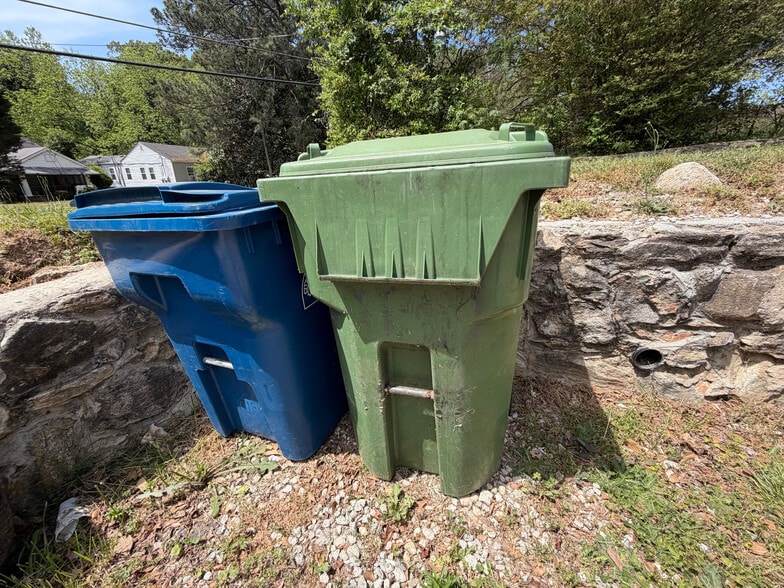 Building Photo - Room in Duplex on M.L.K. Jr Dr SW