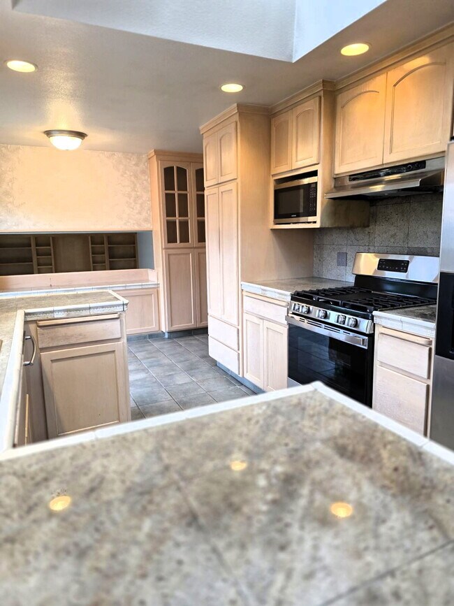 Building Photo - Minutes to UCSC. Spacious Westside Home with bonus office, art room, study?