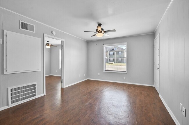 Building Photo - 1511 Broadmoor Dr