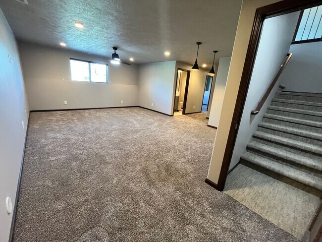 Building Photo - Gorgeous 4 Bed/3 Bath Home in Great Location!