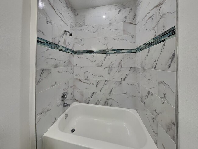 Building Photo - 8809 N Sandree Dr