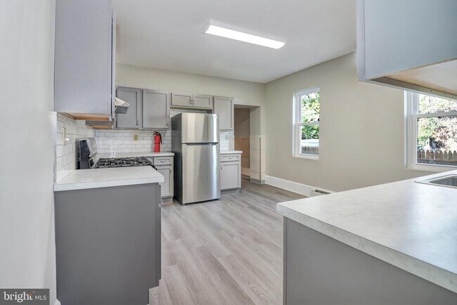 Building Photo - 24 Trent Ave