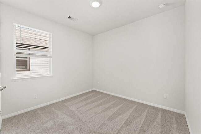 Building Photo - 411 Town Lk Bnd