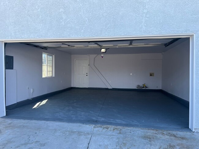 Building Photo - Spacious 2 Bedroom + Bonus Room, Back House w/ Garage & Gated Entry