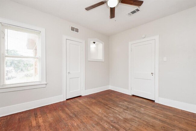 Building Photo - 5049 Jefferson St