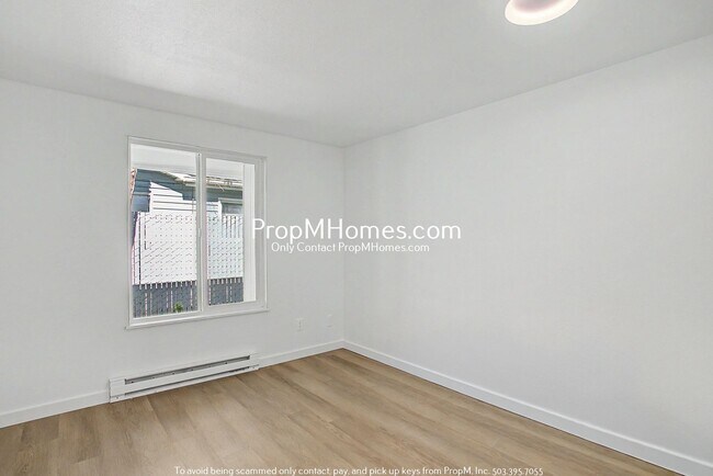 Building Photo - Updated Two Bedroom Duplex in Sellwood - Garage Included!