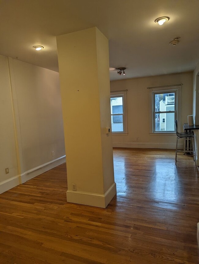 Building Photo - SEPTEMBER 1 Somerville Union Sq 1 BR with deck
