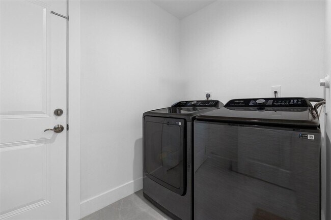 Building Photo - 9585 Carousel Cir S