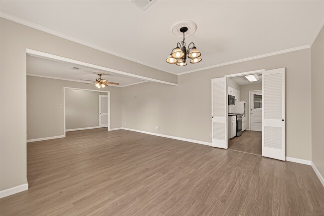 Building Photo - 9502 Skyline Dr